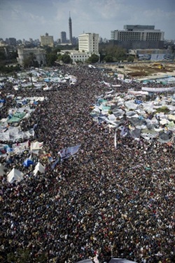 egypt revolution mubarak steps down huge crowd 1