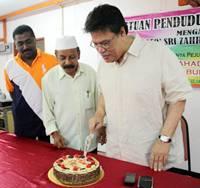 zahrain attend welcome back programme by bayan baru folks 200211  cut cake