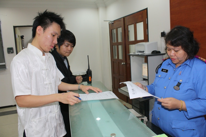 usm campus election banner burn 200211 wilson beh wei chean left  and tan boon chuan lodge report in usm security department