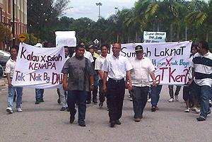 gaps protest at pkr hq 130311 walk