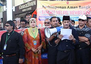 ghani sent coffin to lim guan eng ng wei aik 120311 from left ghani and aminah and anuar khan