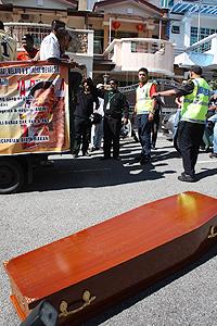 ghani sent coffin to lim guan eng ng wei aik 120311 ghani unload coffin