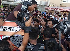 ghani sent coffin to lim guan eng ng wei aik 120311 police stop ghani and gangs