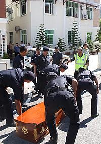 ghani sent coffin to lim guan eng ng wei aik 120311 police remove coffin
