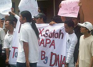 gaps protest at pkr hq 130311 potest line 02