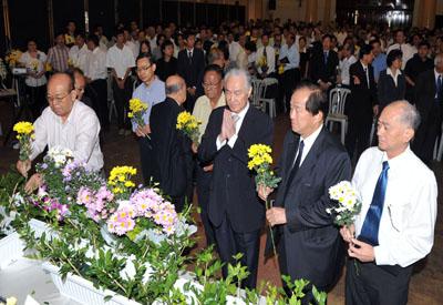 ngan ching wen memorial presenting flower