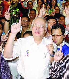 Najib with his facebook gathering in Kuching, showing finger