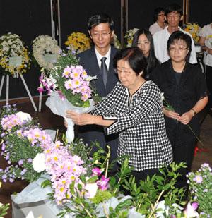 ngan ching wen memorial wife giving flower