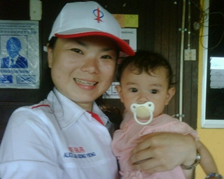 sarawak poll kampung sungai pinang 100411 alice lau with baby