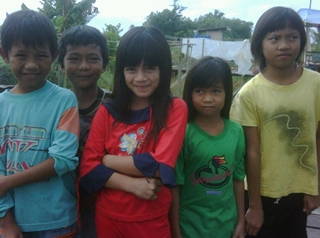 sarawak poll kampung banyok 100411 children from longhouse