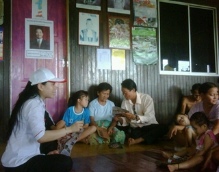 sarawak poll kampung sungai pinang 100411 alice lau speaking
