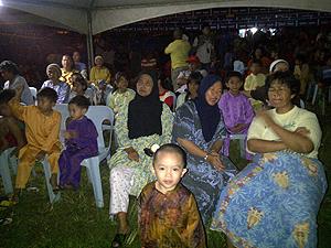 sarawak election bn ceramah kg seberang jaya 110411 crowd 03