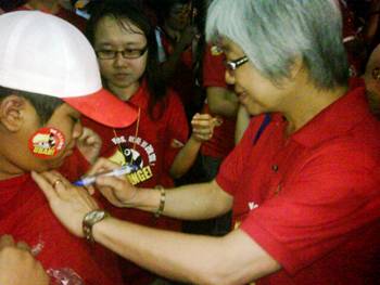 DAP Sibu Chong Eng sign t shirt