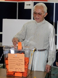 sarawak chief minister taib mahmud cast his ballot vote 1