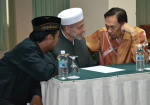 Sheikh Prof Dr Wahbah Mustafa Al-Zuhaily with Anwar Ibrahim on seminar Maqassid Syariah