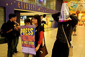 press freedom day flesh mob penang 140511 freeze mob in gurney plaza