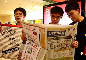 press freedom day flesh mob penang 140511 reading utusan