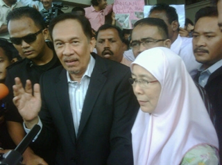 anwar court trial 160511 anwar press conference outside court building