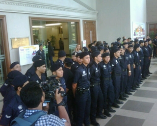 anwar court trial 160511 police lineup outside lobby