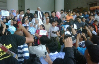 anwar court trial 160511 crowd after decision