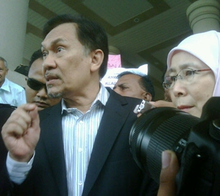anwar court trial 160511 anwar ibrahim stressing a point