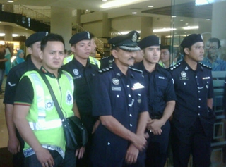 court anwar trial 160511 police blocking entrance to lobby