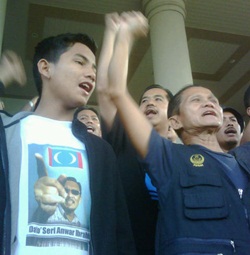 anwar ibrahim sodomy II trial decison on prima facie supporters outside court 5