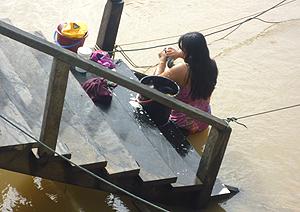 sarawak iban bathing by river 03