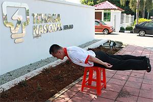 er teck hwa planking in front tnb 040611