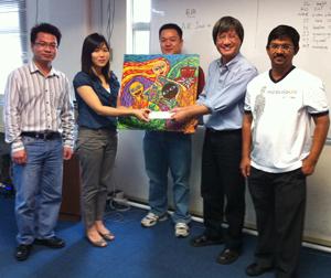malaysiakini to merdekareview's aid presenting susan's drawing