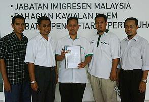 pas johor youth suhaizan kayat meeting with johor immigration 15062011 on nude squat