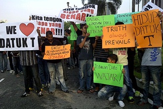 datuk t supporters in court 3