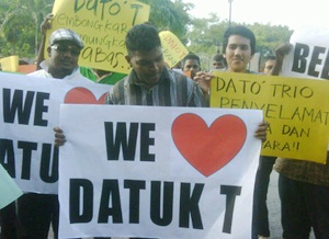 datuk t supporters in court 1
