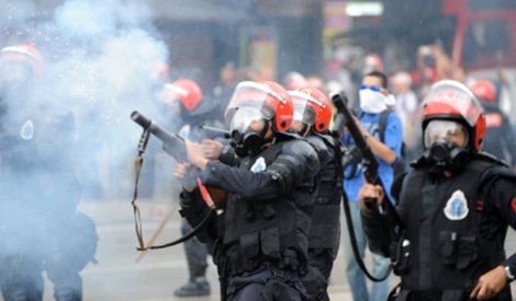 riot police firing tear gas in bersih rally big 2