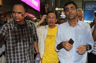 anwar ibrahim injured with bodyguard and surendran in bersih 1