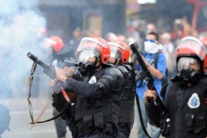 riot police fru bersih tear gas