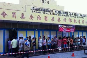 pulau ketam village head election 310711 voter lining up