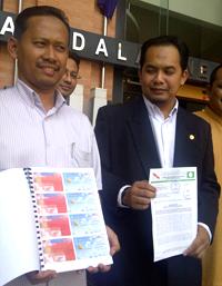 pas sent memo to home ministery 110811 left suhaizan kaiat and khairul faizi ahmad kamil