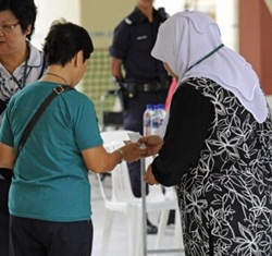 singaporeans go to vote presidential race 1