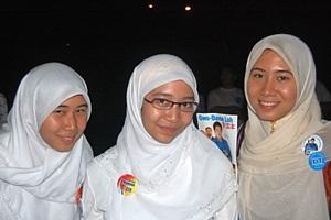 the nurul sisters - nuha far right