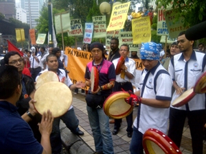 nube protest against maybank 090911 kompang story image