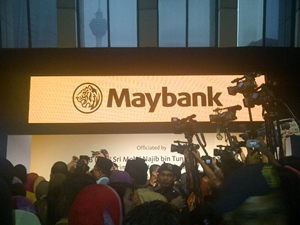 najib abdul razak maybank 090911 maybank new logo story image