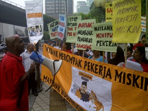 nube protest against maybank 090911 chanting story image