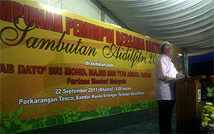 bn kuala selangor retreat 220911 najib on stage