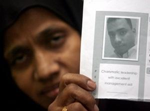 Khatijah shows the picture of her son Mohamad Fadzullah 1