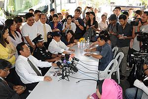 khalid ibrahim visit empire shopping mall explosion scene 280911 03