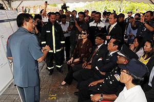 khalid ibrahim visit empire shopping mall explosion scene 280911 02