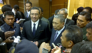 home minister and igp in parliament 051011 hishammuddin hussein and ismail omar story image