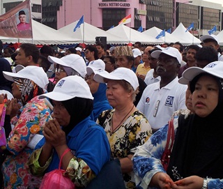 najib at gombak 081011 supporters