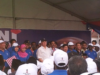 najib at gombak 081011 facing the crowd